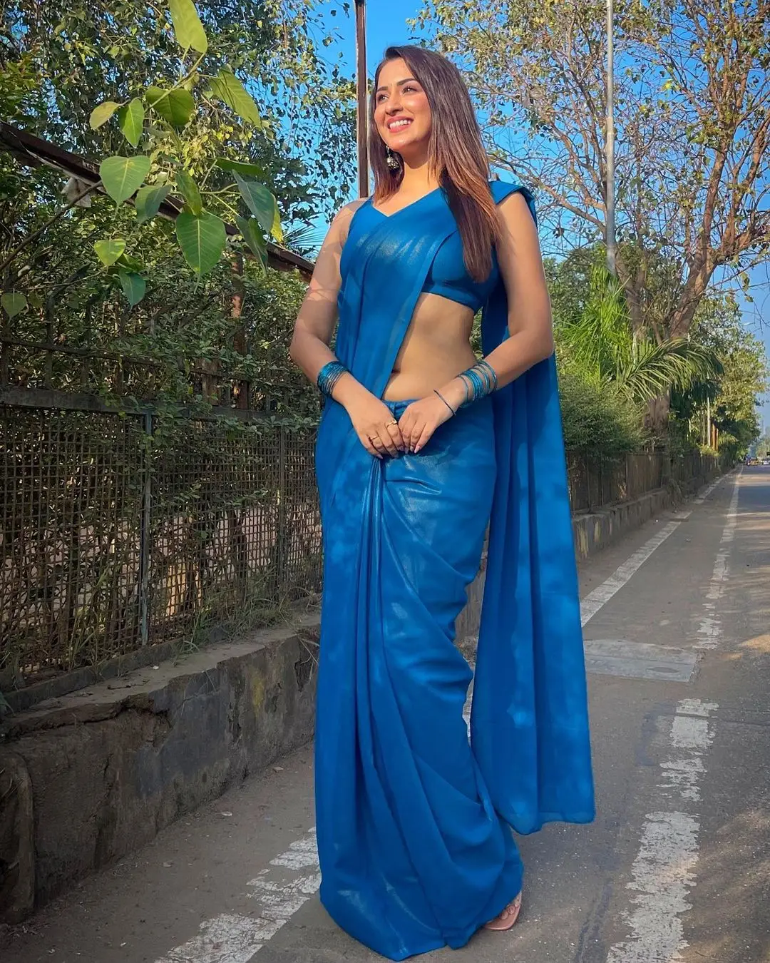 INDIAN ACTRESS ESHANYA MAHESHWARI IN BLUE SAREE SLEEVELESS BLOUSE 4